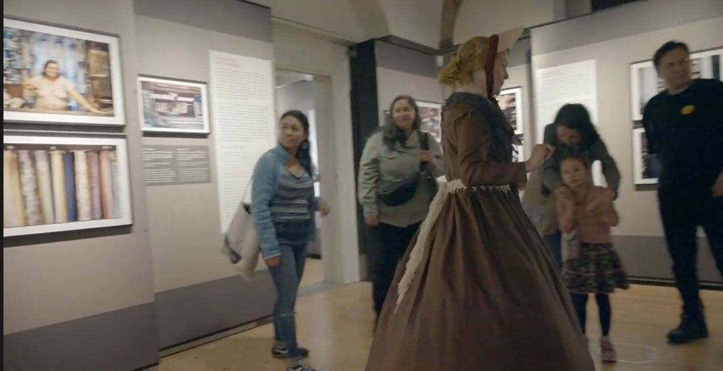 A performer in historical costume interacts with participants at the Museum of Copenhagen during Kend din by